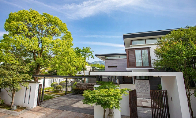【千岛湖花田墅别墅】组团出游看过来！320平米四室两厅，可住八成人，儿童免费！带私家泳池，安全私密，夏季必备！【千岛湖花田墅别墅】四居室泳池度假别墅1幢1晚+管家烹饪八人早餐+ 免费棋牌室+免费烧烤炉租借！
