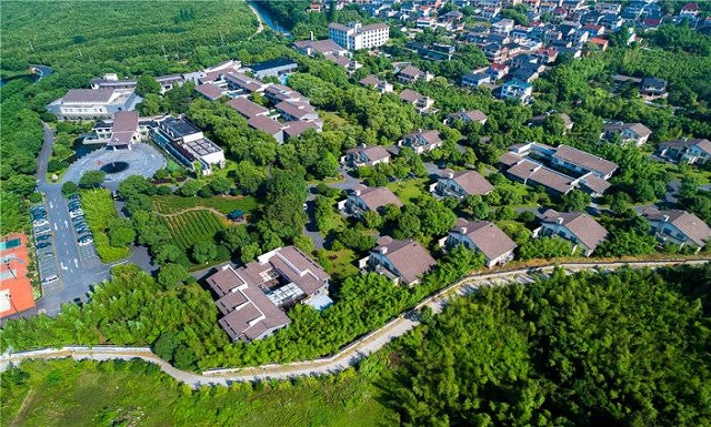 299元抢原价699元双溪竹海漂流景区内【杭州陆羽君澜度假酒店】标准房1晚+双早！享免费健身房、乒乓球室、台球室、亲子乐园（充气堡，小霸王游戏机之类的）！风景秀丽，历史文化积淀亦非常浓郁、休闲度假佳选~